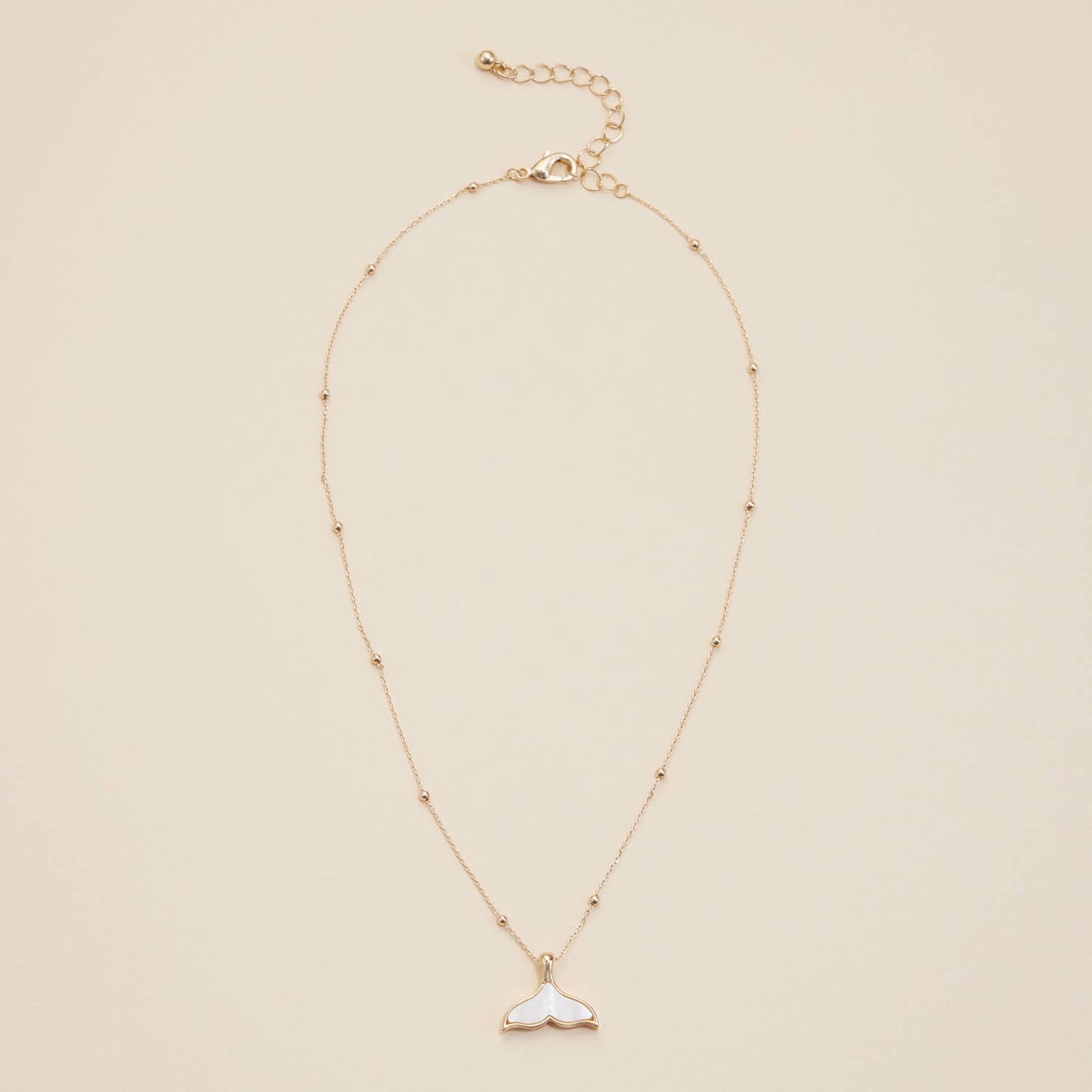 Whale Tale Shell Charm Short Necklace