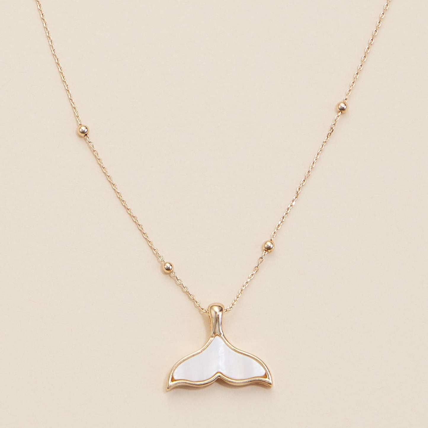 Whale Tale Shell Charm Short Necklace