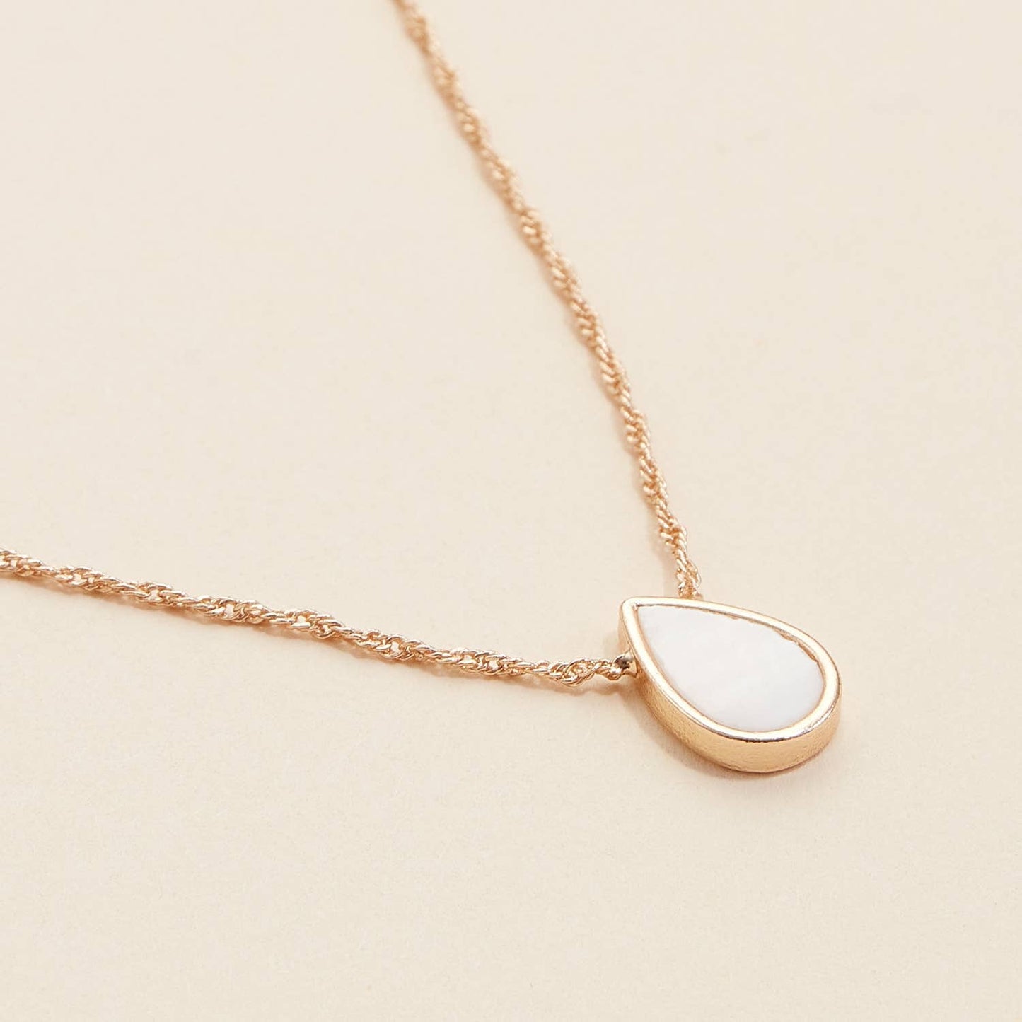 Tear Drop Shell Charm Short Necklace