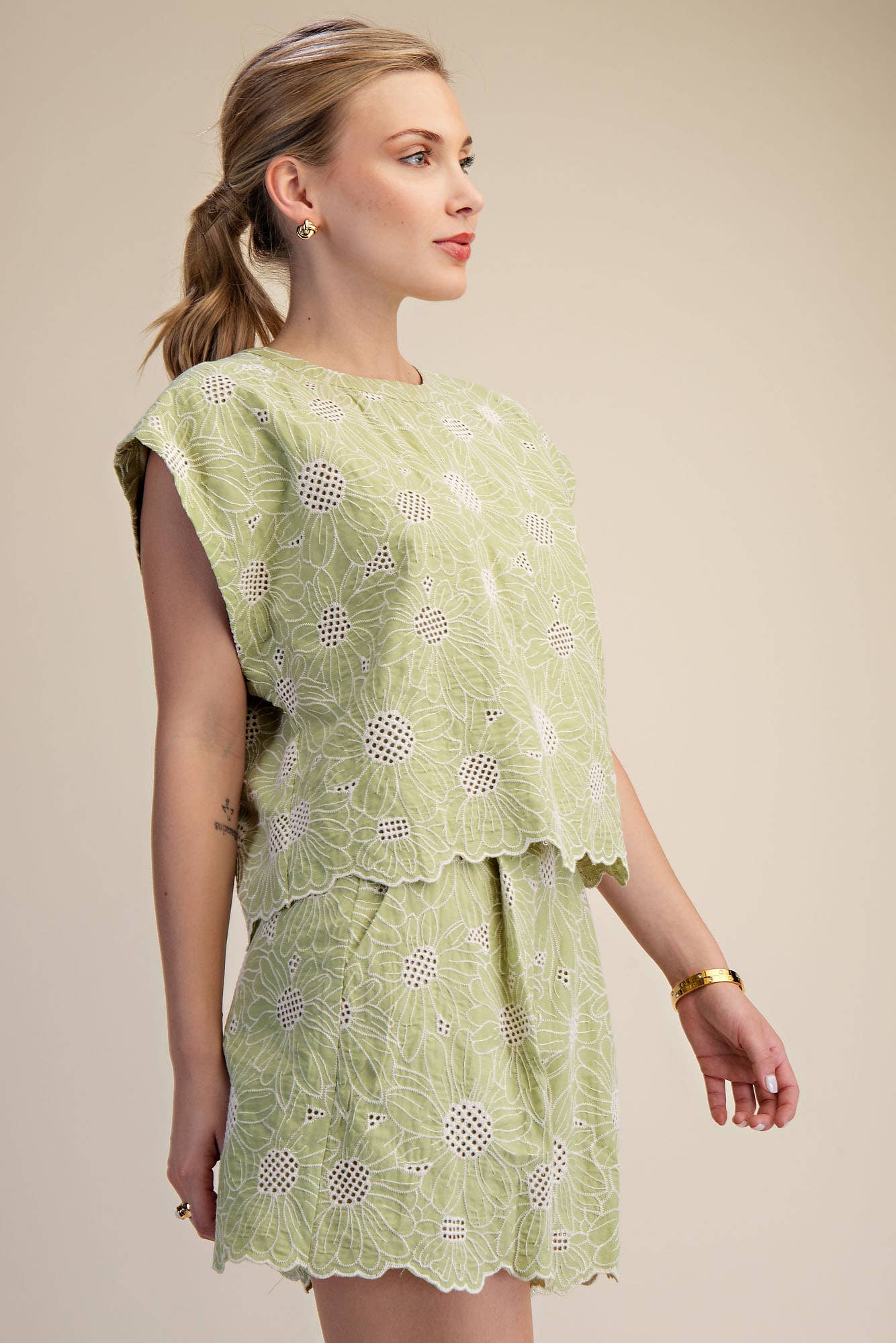 Round Neck Short Sleeve Scallop Hem Embroidery Top