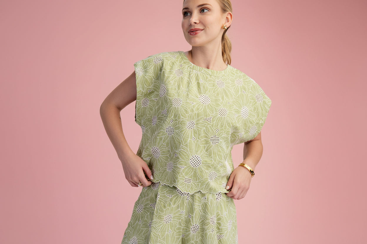 Round Neck Short Sleeve Scallop Hem Embroidery Top