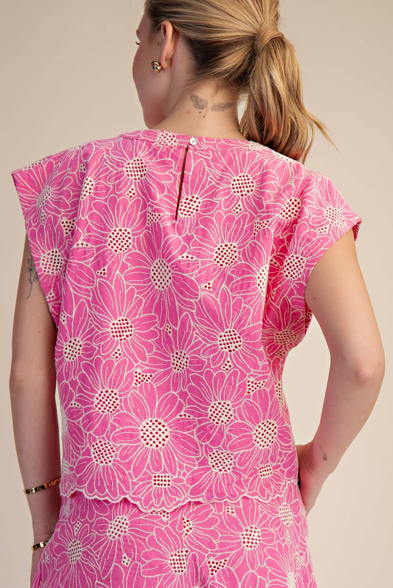 Round Neck Short Sleeve Scallop Hem Embroidery Top