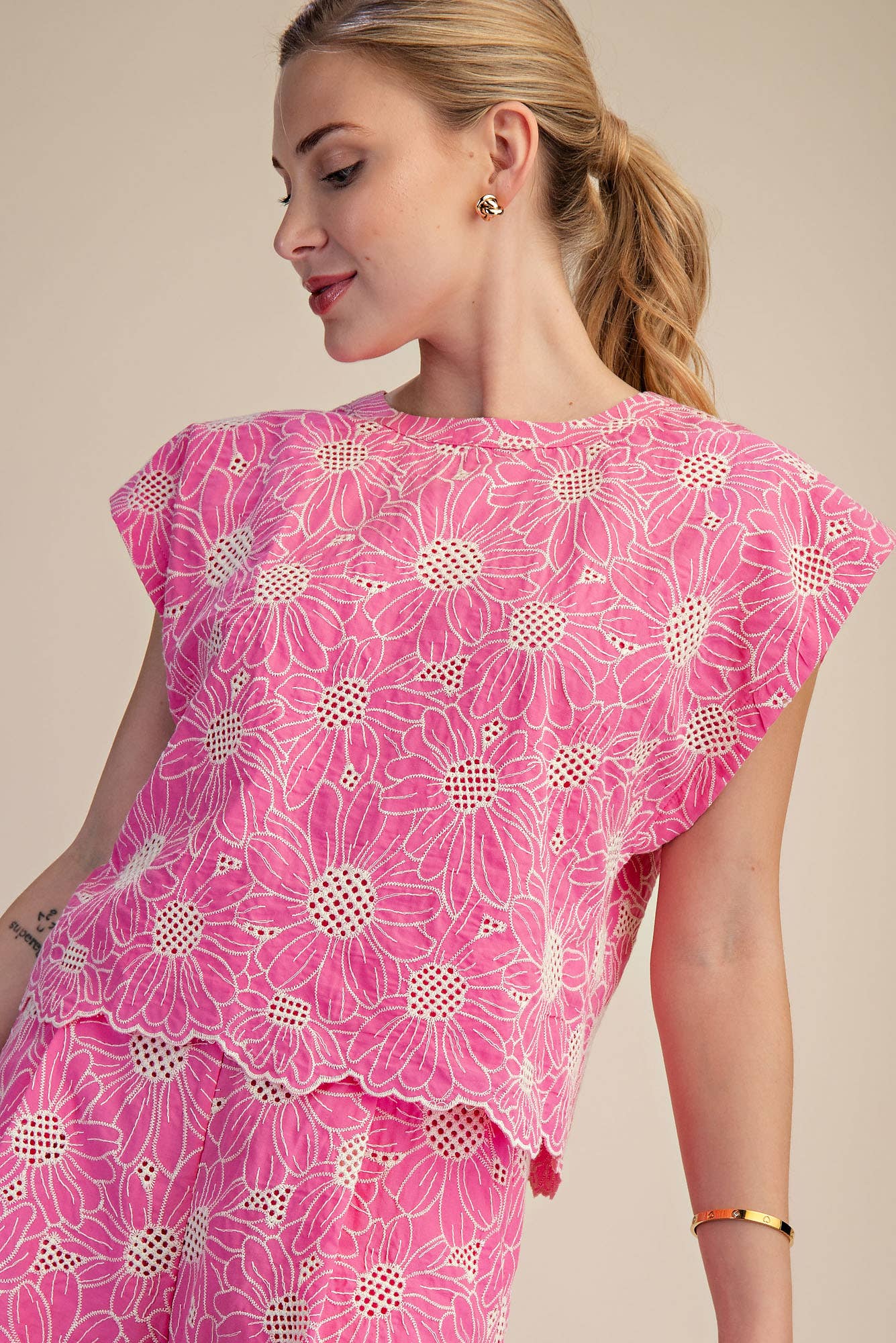 Round Neck Short Sleeve Scallop Hem Embroidery Top